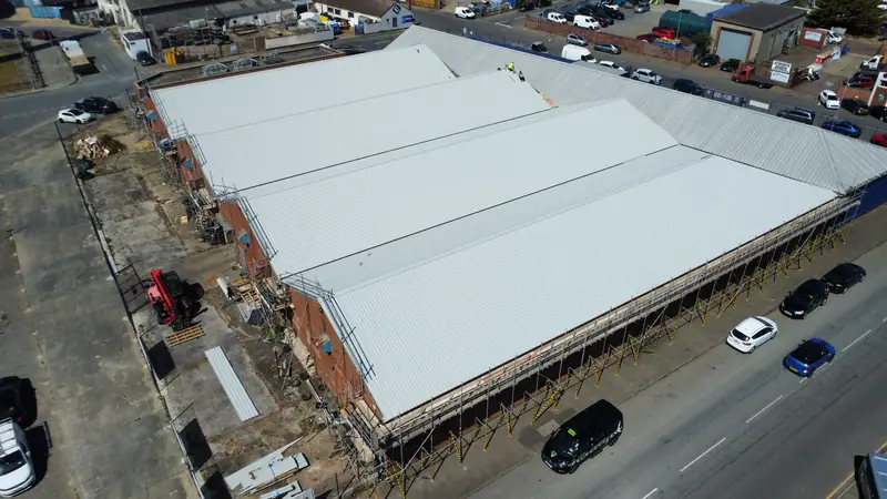 Warehouse fitted with a new insulated composite panel roof